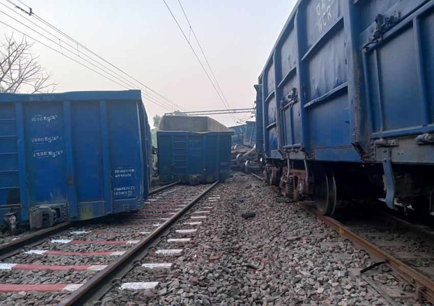 सुलतानपुर में रेल हादसा : आमने-सामने टकराई दो मालगाड़ियां, छह डिब्बे पटरी से उतरे, रेलमार्ग बाधित