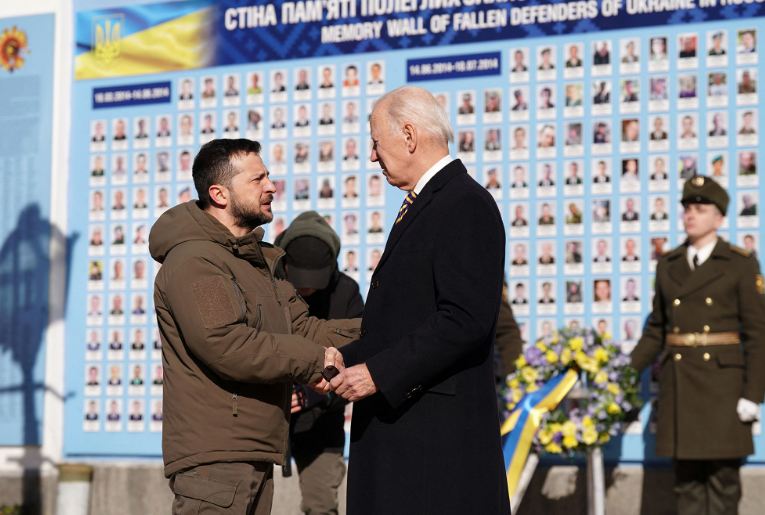 रूस-यूक्रेन युद्ध के एक वर्ष पूरा होने से पहले कीव पहुंचे अमेरिकी राष्ट्रपति बाइडेन, हवाई हमलों के सायरन से स्वागत