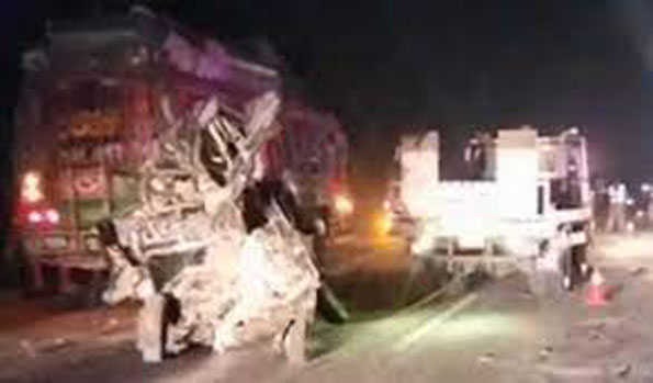 पाकिस्तान में दर्दनाक सड़क हादसा : टायर फटने से पलटी यात्री वैन, 13 की मौत, 20 घायल