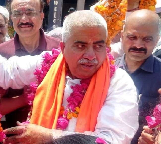 यूपी : फतेहपुर में मंत्री राकेश सचान के नाम 72 प्लॉट, सपा ने साधा निशाना – ये योगी जी के लाडले मंत्री…