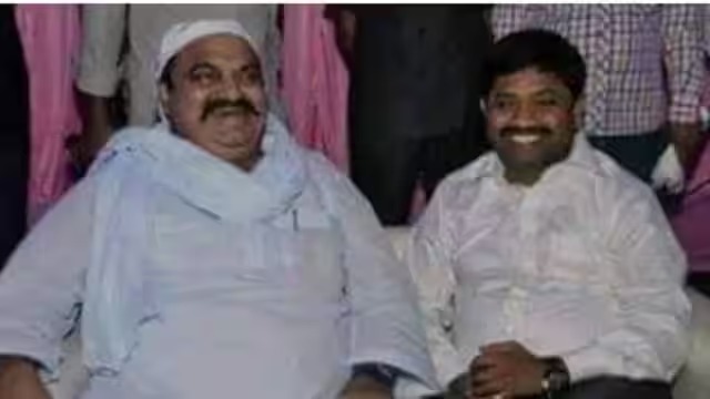सपा ने शेयर की योगी सरकार के मंत्री नंदी की मफिया अतीक अहमद के साथ फोटो, किया चौंकाने वाला खुलासा