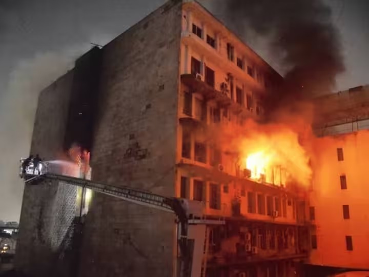 हैदराबाद के स्वप्नलोक कॉम्प्लेक्स में भीषण आग, छह लोगों की मौत, रेस्क्यू टीम ने सातको निकाला सुरक्षित
