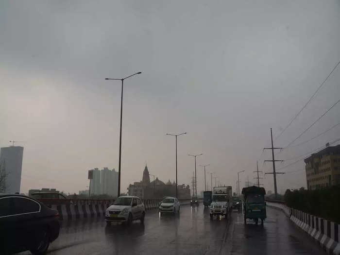 Weather Update: राजधानी लखनऊ समेत UP के कई जिलों में सुबह से जोरदार बारिश, मौसम विभाग ने किया अलर्ट