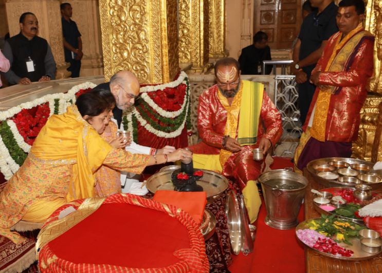 गुजरात : गृह मंत्री अमित शाह ने सोमनाथ मंदिर में सपरिवार की पूजा-अर्चना, ट्रस्ट का मोबाइल एप भी किया लॉन्च