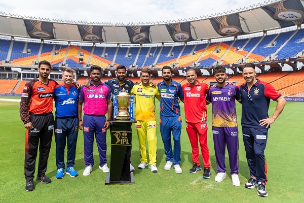 आईपीएल ट्रॉफी के साथ फोटोशूट के दौरान 9 टीमों के कप्तान ही दिखे, रोहित शर्मा अनुपस्थित