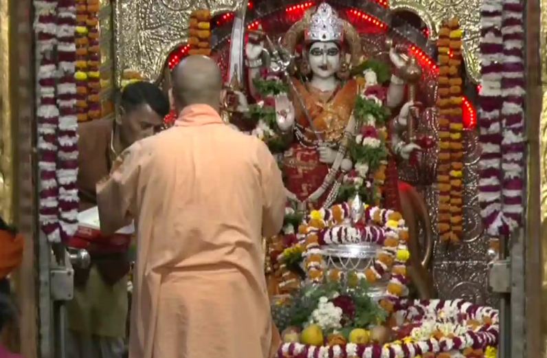 चैत्र नवरात्र के पहले दिन मंदिरों में भक्तों का लगा तांता, योगी आदित्यनाथ ने देवी पाटन मंदिर में की पूजा