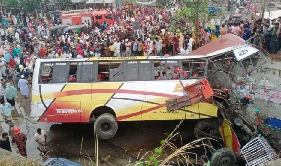बंग्लादेश में हादसा : खाई में गिरी बस, 17 लोगों की मौत, 25 अन्य घायल
