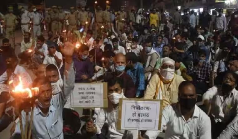 यूपी में बिजली कर्मचारियों की हड़ताल शुरू, महोबा में 10 कर्मचारी बर्खास्त