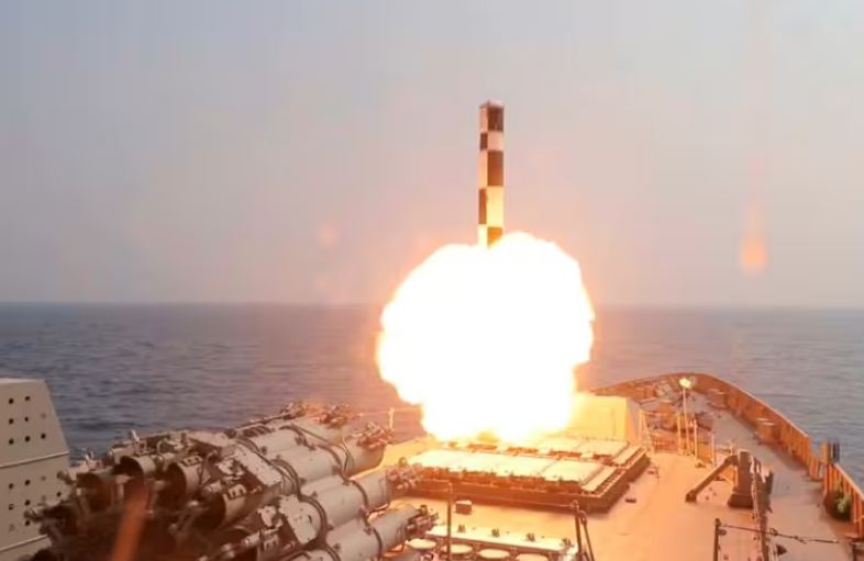 भारतीय नौसेना ने स्वदेशी साधक और बूस्टर के साथ ब्रह्मोस मिसाइल का किया सफल परीक्षण