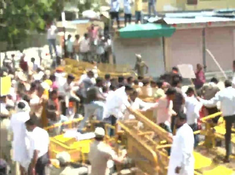 पुलवामा के शहीदों पर सियासत, जयपुर में भाजपा का जोरदार प्रदर्शन, हिरासत में कई कार्यकर्ता