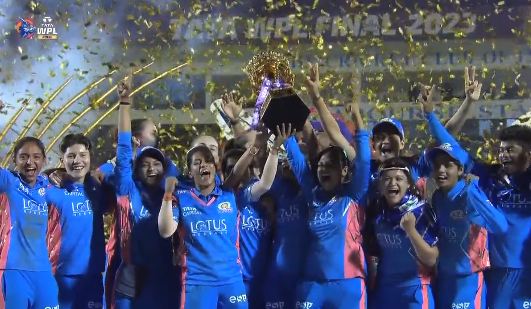 मुंबई इंडियंस ने जीती महिला प्रीमियर लीग की पहली ट्रॉफी, दिल्ली कैपिटल्स रोमांचक फाइनल में 7 विकेट से परास्त