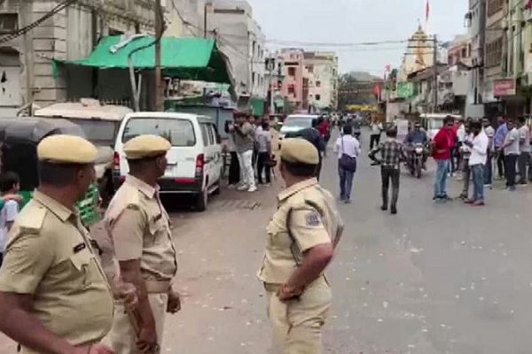गुजरात : वड़ोदरा में राम नवमी की शोभा यात्रा पर पथराव, मस्जिद के पास पहुंचते ही जुलूस पर हमला