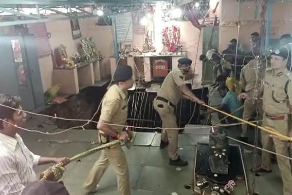 रामनवमी पर इंदौर में हादसा : मंदिर में छत धंसने से 25 लोग बावड़ी में गिरे, 18 को निकाला गया