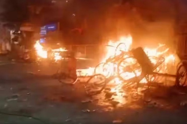 पश्चिम बंगाल : हावड़ा में राम नवमी जुलूस के दौरान भड़की हिंसा, वाहनों में लगाई आग