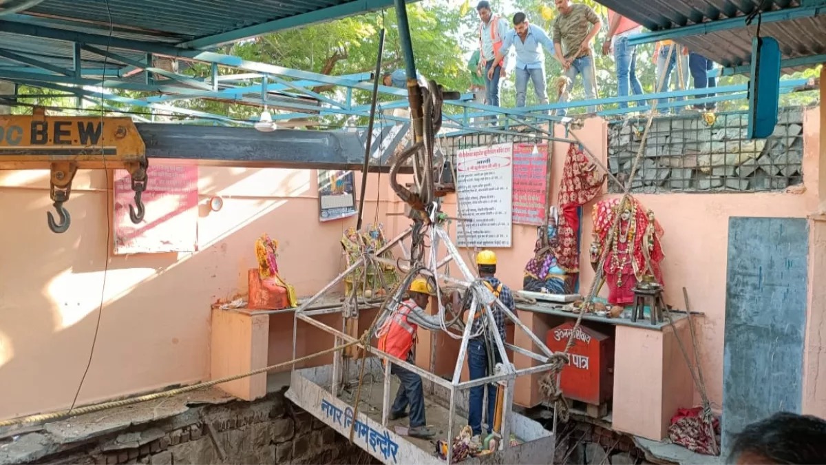 बेलेश्वर महादेव मंदिर हादसा: इंदौर नगर निगम और पुलिस ने शुरू की कार्रवाई