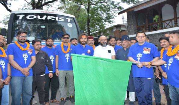 उत्तराखंड: केदारनाथ धाम के लिए सेवादारों के वाहन को सीएम धामी ने हरी झंडी दिखाकर रवाना किया