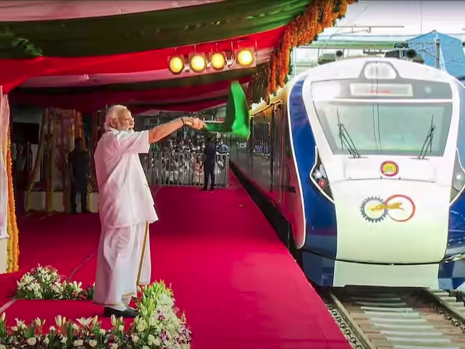 प्रधानमंत्री मोदी ने केरल की पहली वंदे भारत एक्सप्रेस ट्रेन को हरी झंडी दिखाई, झलक पाने को हजारों की संख्या में जुटे लोग