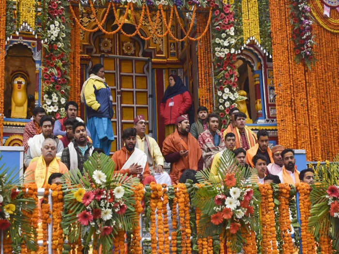 उत्तराखंड: वैदिक मंत्रोच्चार के साथ खुले बद्रीनाथ धाम मंदिर के कपाट