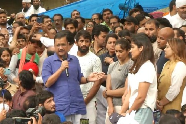 सीएम केजरीवाल भी पहलवानों का समर्थन करने जंतर-मंतर पहुंचे, कहा – गलत काम करने वालों को फांसी की सजा हो