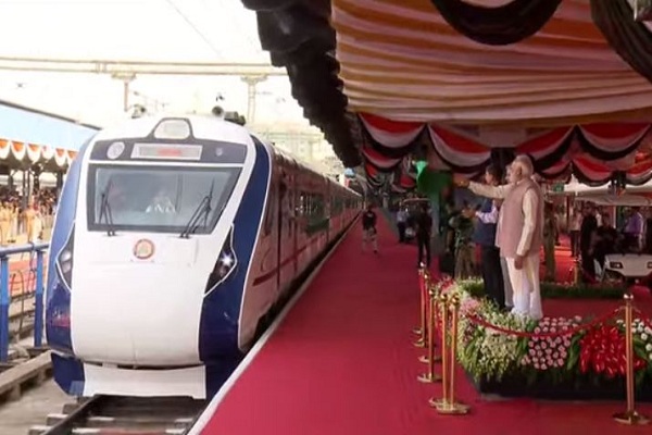 पीएम मोदी ने चेन्नई-कोयम्बटूर वंदे भारत एक्सप्रेस को दिखाई हरी झंडी, ट्रेन में स्कूली छात्रों से की बातचीत