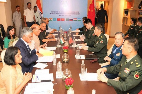 रक्षा मंत्री राजनाथ सिंह का चीन को स्पष्ट संदेश – एलएसी के सभी मुद्दों को द्विपक्षीय समझौतों के तहत हल किया जाए