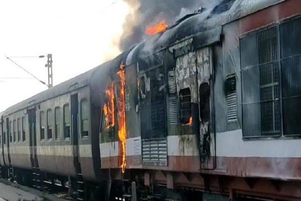 मध्य प्रदेश : रतलाम-इंदौर डेमू ट्रेन के दो बोगियों में लगी आग, सभी यात्री सुरक्षित