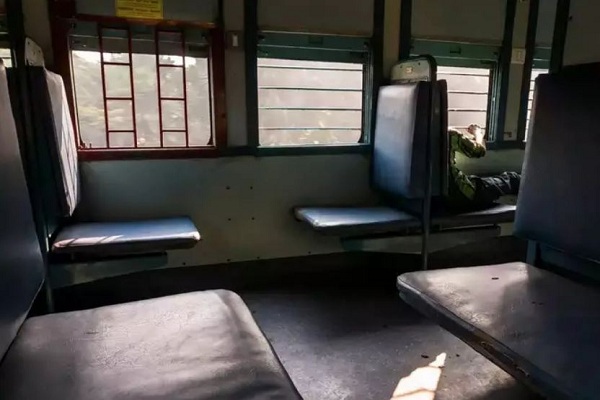ट्रेनों में सीनियर सिटीजन के अलावा अब दिव्यांग लोगों के लिए भी आरक्षित रहेगी नीचे की सीट
