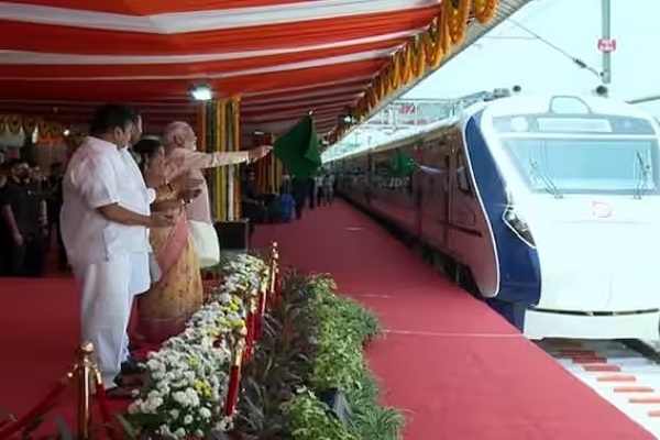 पीएम मोदी ने सिकंदराबाद – कोयंबटूर के बीच वंदे भारत एक्सप्रेस ट्रेन को दिखाई हरी झंडी