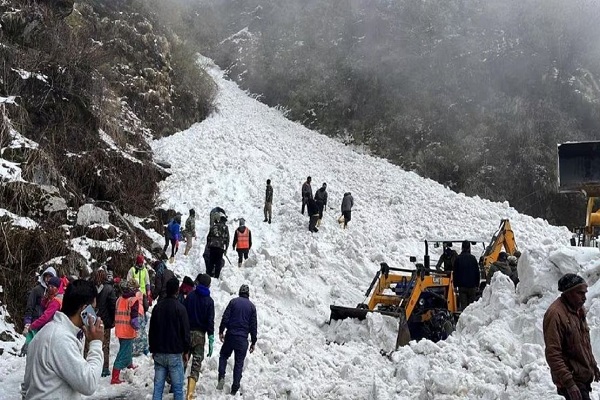 सिक्किम में हिमस्खलन के बीच खाई में गिरी बस, 7 लोगों की मौत, 150 से ज्यादा फंसे