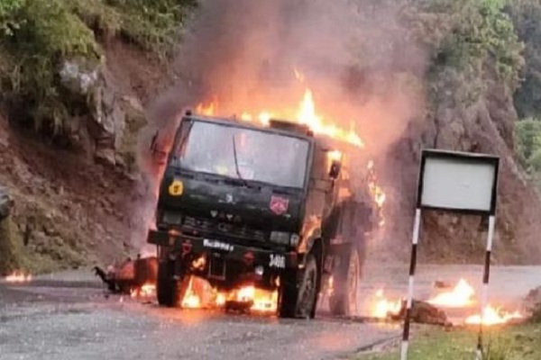 पुंछ-जम्मू एनएच पर बड़ा हादसा – सेना के वाहन में लगी भीषण आग, 5 जवानों की मौत