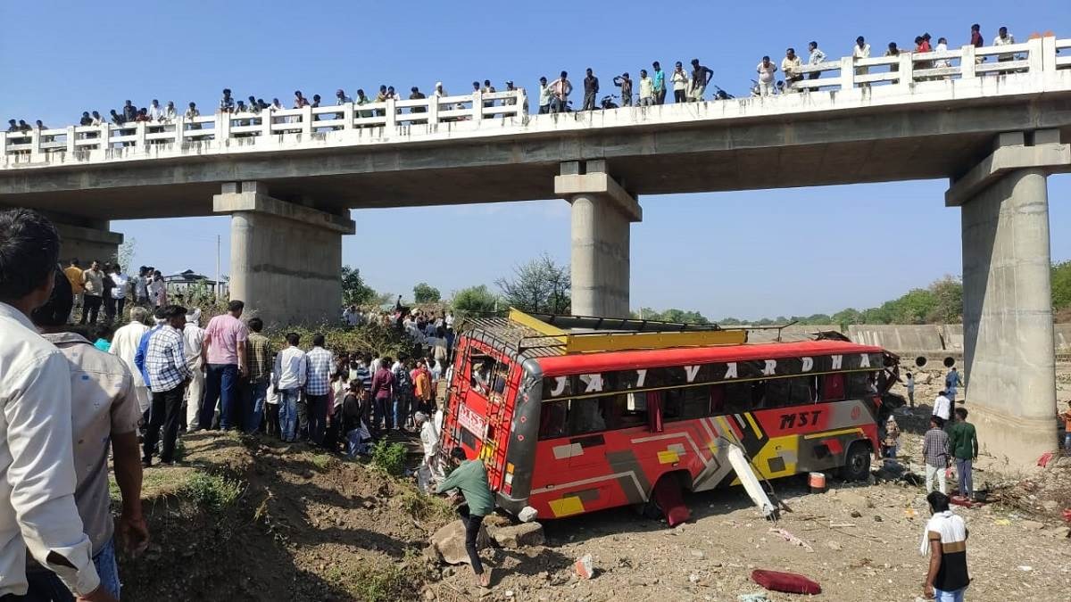 मध्य प्रदेश के खरगोन में भीषण हादसा, पुल से नीचे गिरी बस, 15 लोगों की मौत, 25 से अधिक घायल