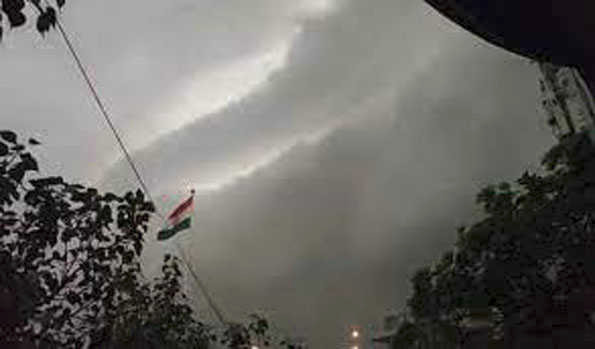 दिल्ली-एनसीआर में तेज हवा के साथ भारी बारिश, उड़ानों पर भी पड़ा असर