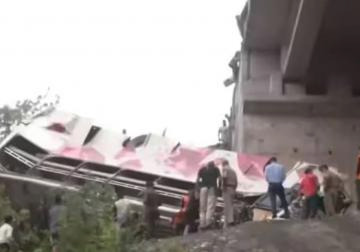 जम्मू कश्मीर में बस के पुल से गिरने से आठ लोगों की मौत, 20 अन्य घायल