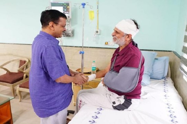 सीएम केजरीवाल ने एलएनजेपी अस्पताल में की सत्येंद्र जैन से मुलाकात, बताया – ”बहादुर व्यक्ति”