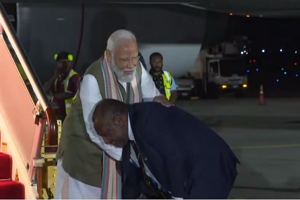 पापुआ न्यू गिनी में पीएम मोदी का भव्य स्वागत, प्रधानमंत्री जेम्स मारापे ने छुए पैर