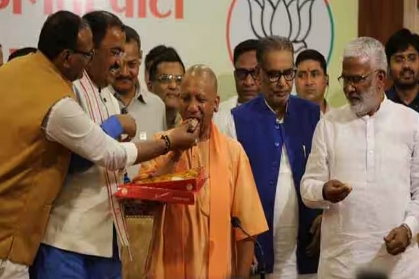 यूपी नगर निकाय चुनाव में भाजपा की बंपर जीत पर जश्न शुरू, सीएम योगी बोले – अब तक की सबसे बड़ी विजय
