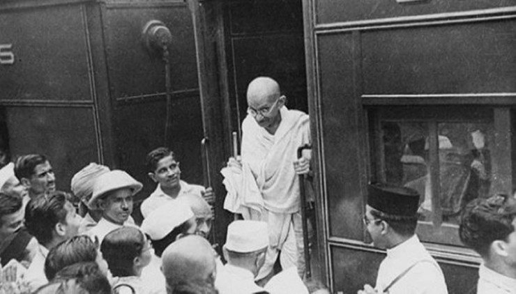 महात्मा गांधी को ट्रेन से उतारने की घटना के 130 वर्ष पूरे होने पर डरबन पहुंचा आईएनएस त्रिशूल