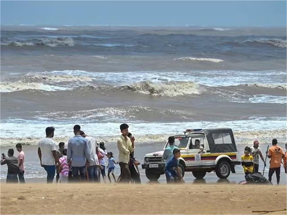 मुंबई बीच पर बड़ा हादसा: Cyclone बिपरजॉय के अलर्ट के बावजूद Juhu Beach पर नहाने गए छह लड़के बहे