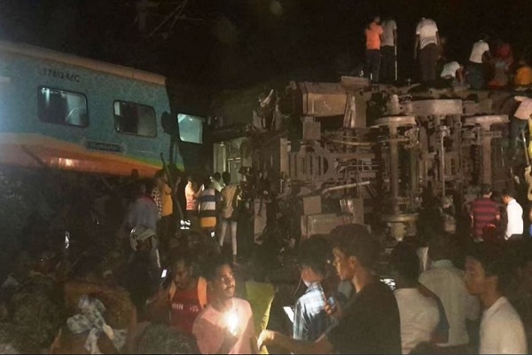 ओडिशा में भीषण ट्रेन हादसा : तीन ट्रेनों की टक्कर में 70 यात्रियों की मौत, 350 से ज्यादा जख्मी