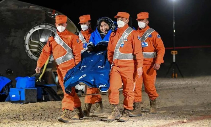 चीन के शेनझोउ-15 के अंतरिक्ष यात्री छह माह के मिशन के बाद लौटे सुरक्षित