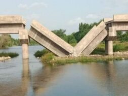 तापी में निर्माणाधीन पुल ध्वस्त