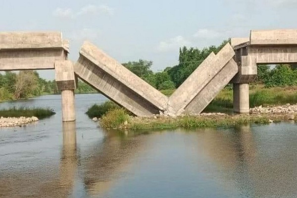 गुजरात : तापी में मिंधोला नदी पर निर्माणाधीन पुल ढहा, क्षेत्र के 15 गावं प्रभावित होंगे
