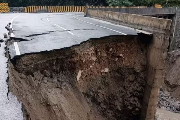 भारत-चीन सीमा पर नेशनल हाईवे 72 घंटे से बंद, 600 यात्री फंसे, भूखे-प्यासे सड़क पर गुजर रही रात