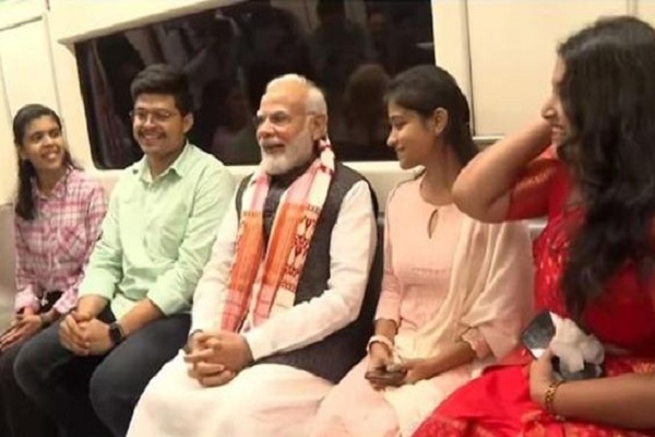 मेट्रो से दिल्‍ली यूनिवर्सिटी पहुंचे प्रधानमंत्री मोदी, शताब्‍दी समारोह में होंगे शामिल, रखेंगे आधारशिला