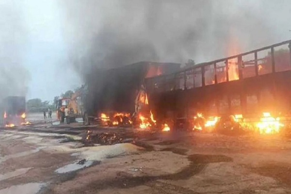 राजस्थान : जयपुर में 3 ट्रकों में भीषण टक्कर से लगी आग, 5 लोगों के साथ 12 मवेशियों की मौत
