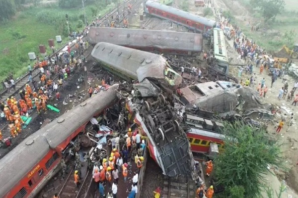 ओडिशा रेल हादसा : रेलवे पर लापरवाही बरतने का लगा आरोप, बालासोर में दर्ज हुई एफआईआर