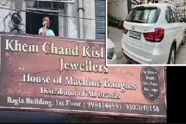 कानपुर में स्वर्ण कारोबारी के ठिकानों पर आयकर छापा, BMW कार से मिला 12 किलो सोना