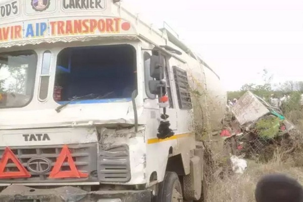 महाराष्ट्र : सोलापुर में एसयूवी व ट्रक में टक्कर, कर्नाटक के छह तीर्थयात्रियों की मौत, 11 घायल