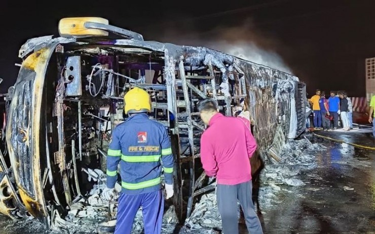 महाराष्ट्र में दर्दनाक हादसा : समृद्धि एक्सप्रेस-वे पर बस में आग लगने से 25 लोगों की जलकर मौत, कई घायल