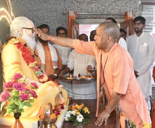 Guru Purnima: गुरु पूर्णिमा पर गोरखनाथ मंदिर सीएम योगी ने की पूजा-अर्चना, सुनीं जन शिकायतें